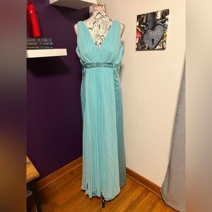 Discontinued David’s Bridal Style D19352 Bridesmaid Gown NWT